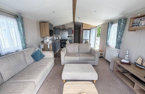 Hunstanton House | Beautiful caravan with decking at Manor Park in Hunstanton ref 23042B