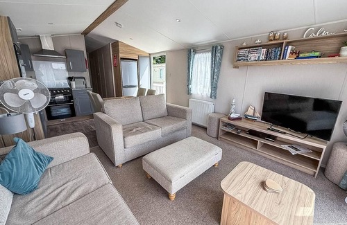 Hunstanton House | Beautiful caravan with decking at Manor Park in Hunstanton ref 23042B