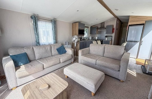 Hunstanton House | Beautiful caravan with decking at Manor Park in Hunstanton ref 23042B