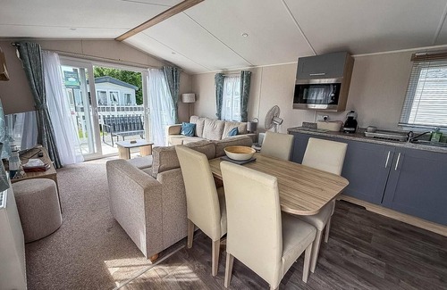 Hunstanton House | Beautiful caravan with decking at Manor Park in Hunstanton ref 23042B
