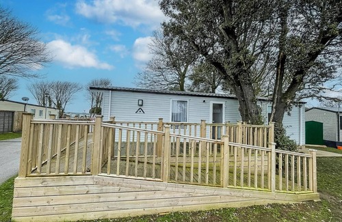 Corton House | Beautiful caravan with decking at Azure Seas in Suffolk, sleeps 6 ref 32004AZ