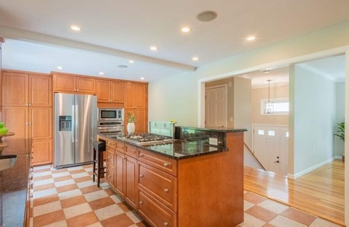 Southborough House | Beautiful clean Bright Quiet 4BDR 3 Bath house 1min to route 9 big yard