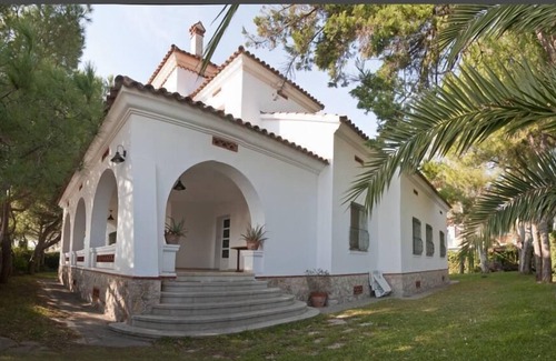 Comarruga Villa | BEAUTIFUL COLONIAL-STYLE VILLA IN FRONT OF THE BEACH