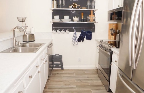 Belmont Heights Condo | Beautiful condo located less than one mile to beach and trendy Belmont Shore.