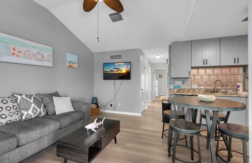 Pensacola Beach Condo | 🌅Beautiful Condo-Steps From Gulf-2BR/2BA-Sleep 6-LaBahia 224🌅