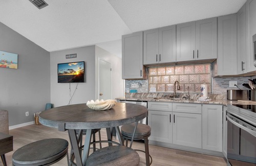 Pensacola Beach Condo | 🌅Beautiful Condo-Steps From Gulf-2BR/2BA-Sleep 6-LaBahia 224🌅
