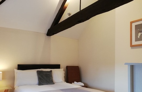 Newbury Apartment | Beautiful conversion in a Grade II listed building (DPHX)