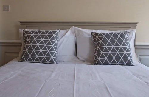 Newbury Apartment | Beautiful conversion in a Grade II listed building (DPHX)