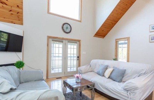 Dashwood Cottage | Beautiful Cottage w/Hot Tub by Grand Bend