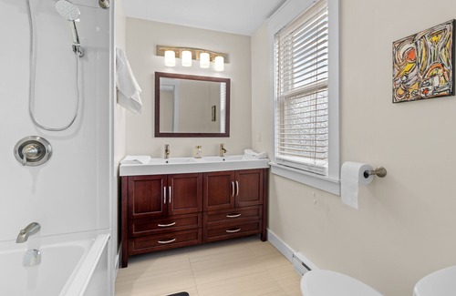 Quidi Vidi House | Beautiful & Cozy DT Home With PingPong Table