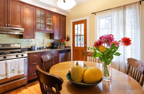 Kitsilano House | Beautiful, cozy & very clean 3BR in Posh Kitsilano, a must!