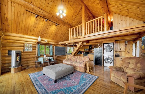 Colonial Pine Hills Cabin | Beautiful Custom Log Cabin!