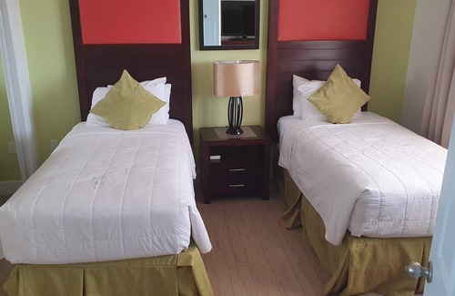 East End Resort | Beautiful, directly on beach, snorkel out your front door