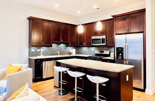 West Loop Apartment | Beautiful Downtown 3BR with Free Parking