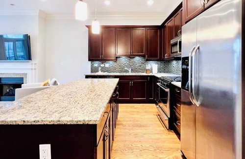 West Loop Apartment | Beautiful Downtown 3BR with Free Parking