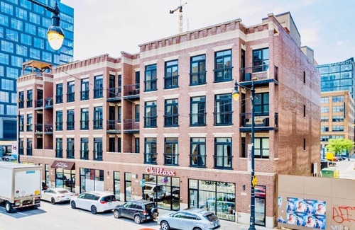 West Loop Apartment | Beautiful Downtown 3BR with Free Parking