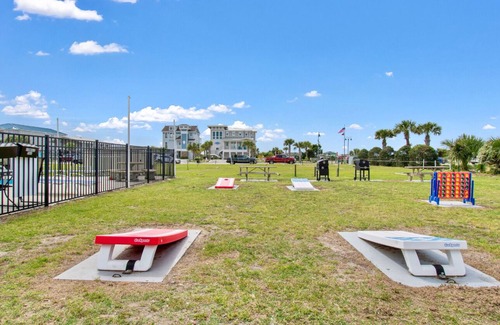 Sunset Beach Condo | Beautiful efficiency condo 1 block from breathtaking Sunset Beach