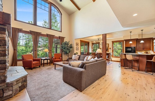 Tamarack House | Beautiful Estate Home|Gas Fireplace|Outdoor BBQ