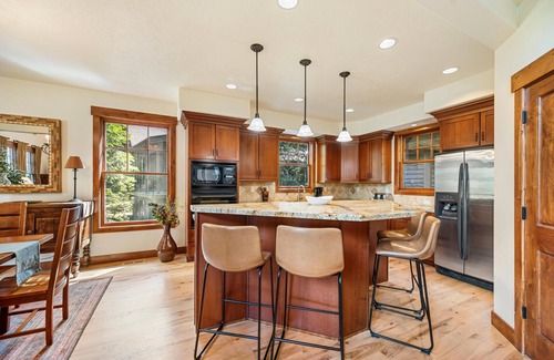 Tamarack House | Beautiful Estate Home|Gas Fireplace|Outdoor BBQ