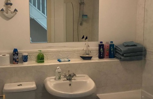 Darlaston House | Beautiful family home *perfect for contractors*