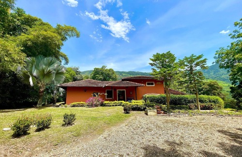 Tobia House | Beautiful FINCA House Pool Volleyball WiFi Villeta