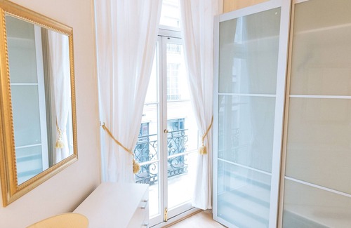 London City Centre Apartment | Beautiful flat on Trafalgar Square, Balcony overlooking the Pall Mall