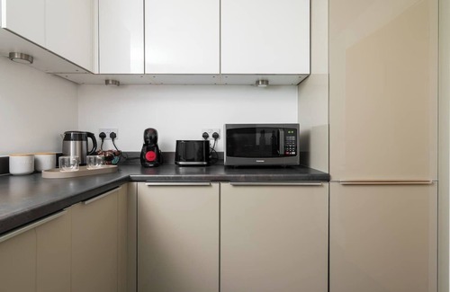 Milton Keynes Apartment | Beautiful Flat Prime Location Balcony Free Parking Self-Check-In