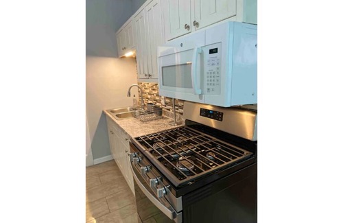 Buffalo House | Beautiful furnished 2 bdr great location Elmwood