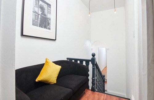 Leamington Spa House | Beautiful House in Leamington Sleeps 9 by PureStay