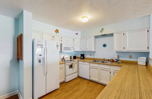 Rodanthe Condo | Beautiful getaway in Oceanfront complex with pool, free WiFi, WD, & central AC