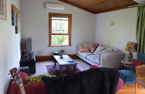 Havelock North Cottage | Beautiful Havelock North Country Cottage on Organic Orchard. Pet friendly.