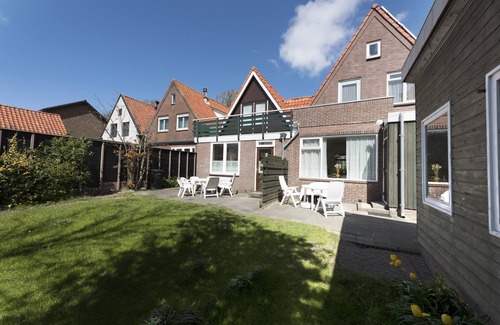 Egmond aan Zee House | Beautiful holiday home with garden with 3 bedrooms for 6 people near the beach.