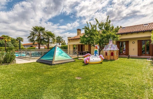 Pagnano Villa | Beautiful holiday home in Zelarino with pool