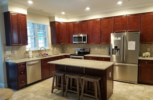 Foley House | Beautiful Home~6Beds/5Baths, Prv Pool & Spa, Volleyball Ct/Pet Friendly~