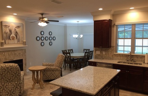 Foley House | Beautiful Home~6Beds/5Baths, Prv Pool & Spa, Volleyball Ct/Pet Friendly~