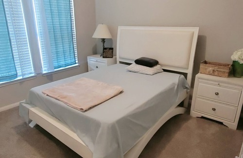 Cypress House | Beautiful Home Charming 1-bedroom house in Towne lake, Cypress with AC and WiFi