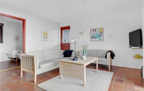 Boderne House | Beautiful Home In Aakirkeby With Wifi