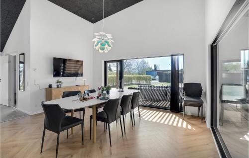 Hvidbjerg Strand House | Beautiful Home In Børkop With Kitchen