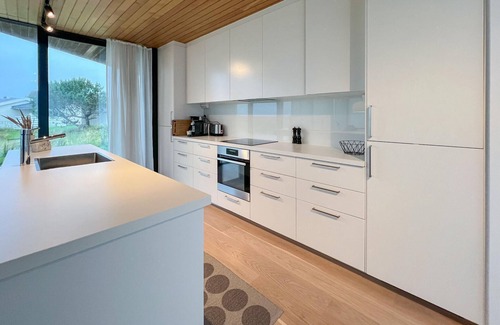 Borhaug House | Beautiful home in Borhaug with house sea view