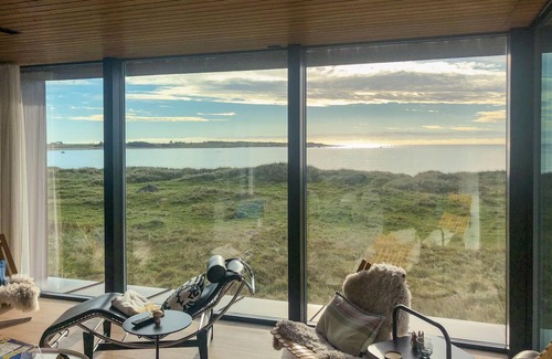 Borhaug House | Beautiful home in Borhaug with house sea view