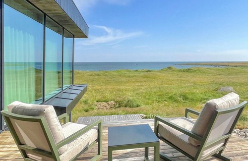 Borhaug House | Beautiful home in Borhaug with house sea view