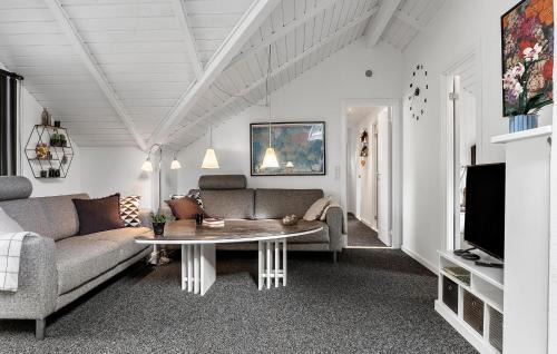Farvang House | Beautiful Home In Fårvang With Wifi
