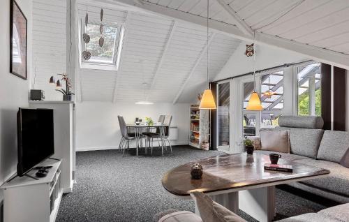 Farvang House | Beautiful Home In Fårvang With Wifi