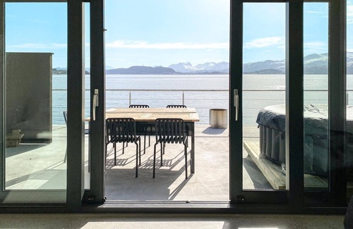 Giske House | Beautiful home in Giske with jacuzzi