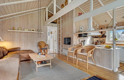 Grenaa House | Beautiful home in Grenaa with WiFi