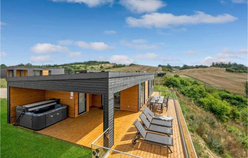 Hjarbæk House | Beautiful Home In Løgstrup With Kitchen