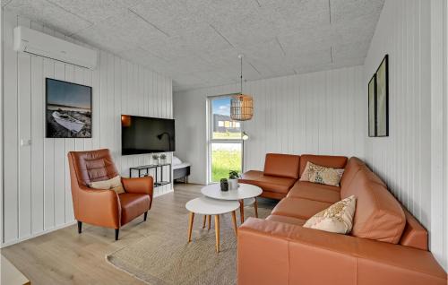 Hjarbæk House | Beautiful Home In Løgstrup With Kitchen