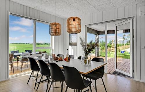 Hjarbæk House | Beautiful Home In Løgstrup With Kitchen