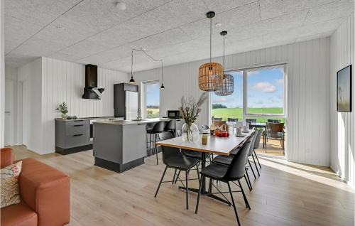 Hjarbæk House | Beautiful Home In Løgstrup With Kitchen