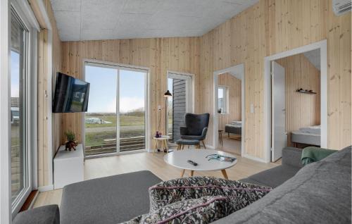 Hjarbæk House | Beautiful Home In Løgstrup With Kitchen